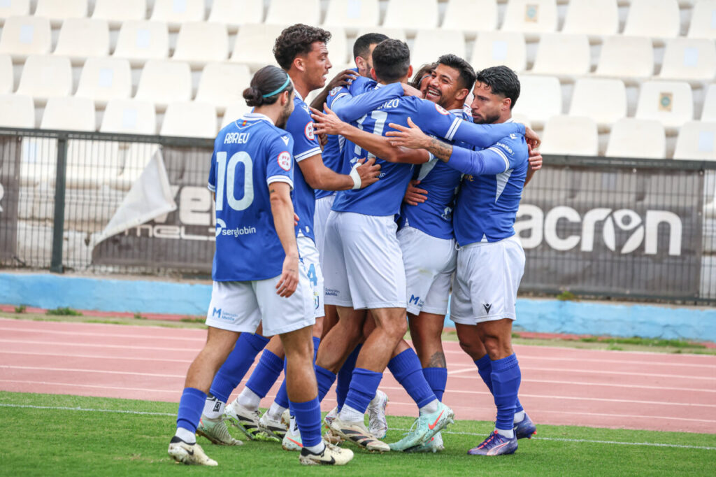 Jugadores de la U.D. Melilla celebrando un gol en el partido
