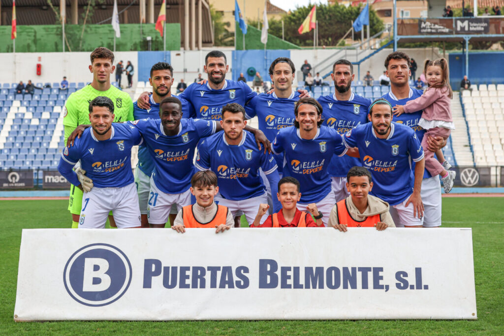 Equipo de la U.D. Melilla posando tras un partido de fútbol