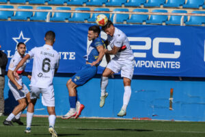 Jugadores de U.D. Melilla y Lorca Deportiva en un partido de fútbol