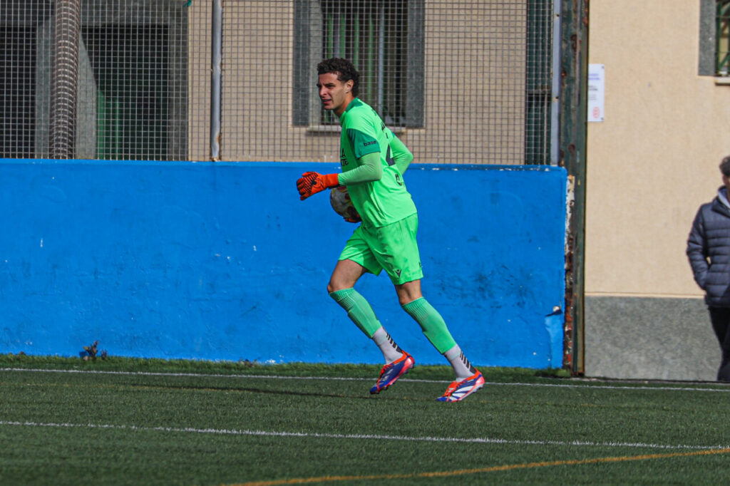 Portero del filial de la U.D. Melilla en acción durante un partido