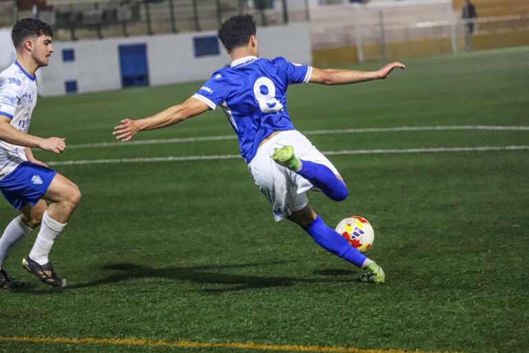 Jugadores de la U.D. Melilla en un partido de fútbol juvenil en Ceuta