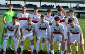 Equipo juvenil de la Unión Deportiva Melilla posando en el campo de fútbol