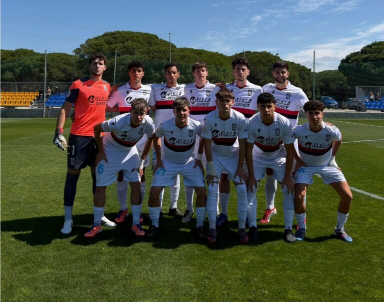 Equipo juvenil de la Unión Deportiva Melilla posando en el campo