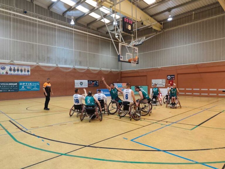 Jugadores de baloncesto en silla de ruedas durante un partido