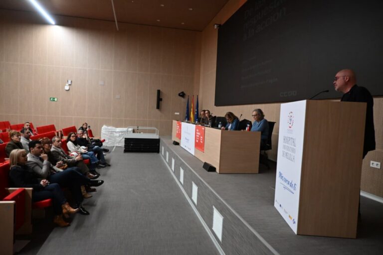 Unai Sordo hablando en un evento sobre salario en un auditorio