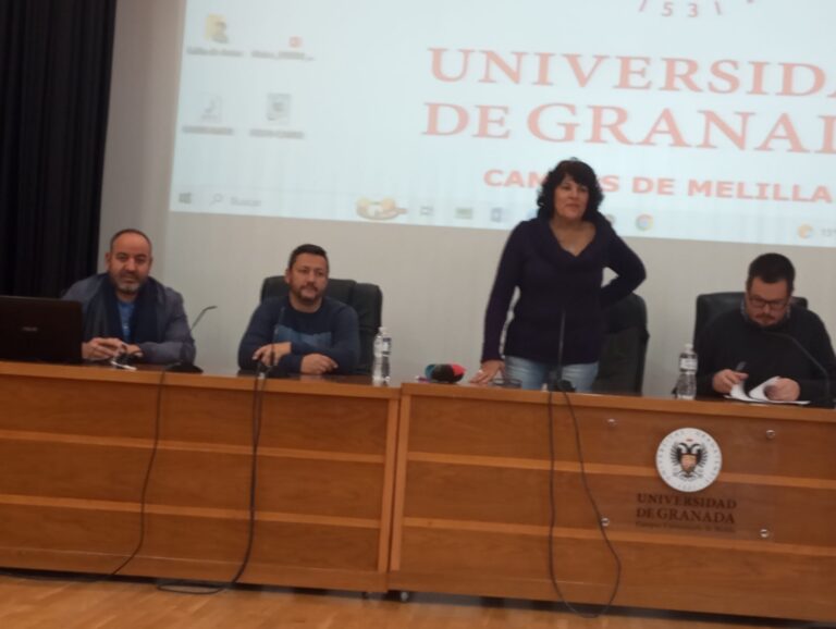 Panel de discusión en la Universidad de Granada con varios ponentes