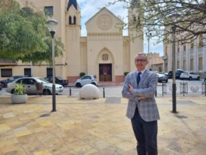 Panel de discusión en la Universidad de Granada con varios ponentes.