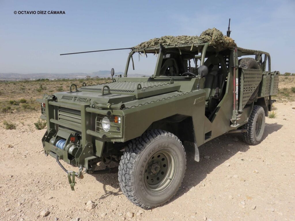 Vehículo táctico militar en un entorno desértico con paisaje árido.