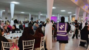 Evento benéfico de Ramadán en Melilla con mujeres disfrutando de un iftar comunitario