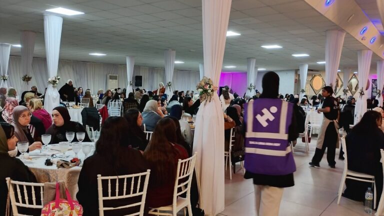 Evento benéfico de Ramadán en Melilla con mujeres disfrutando de un iftar comunitario