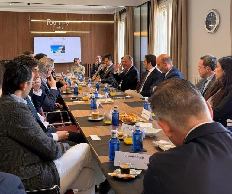 Reunión de empresarios en el Club Raheem discutiendo ventajas fiscales de Melilla