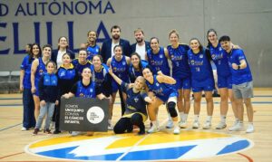 Equipo de baloncesto MCD La Salle celebrando una victoria