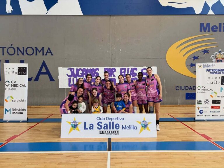 Equipo femenino de baloncesto MCD La Salle Nacional celebrando una victoria