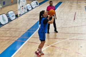 Jugadora del MCD La Salle lanzando a canasta en un partido de baloncesto