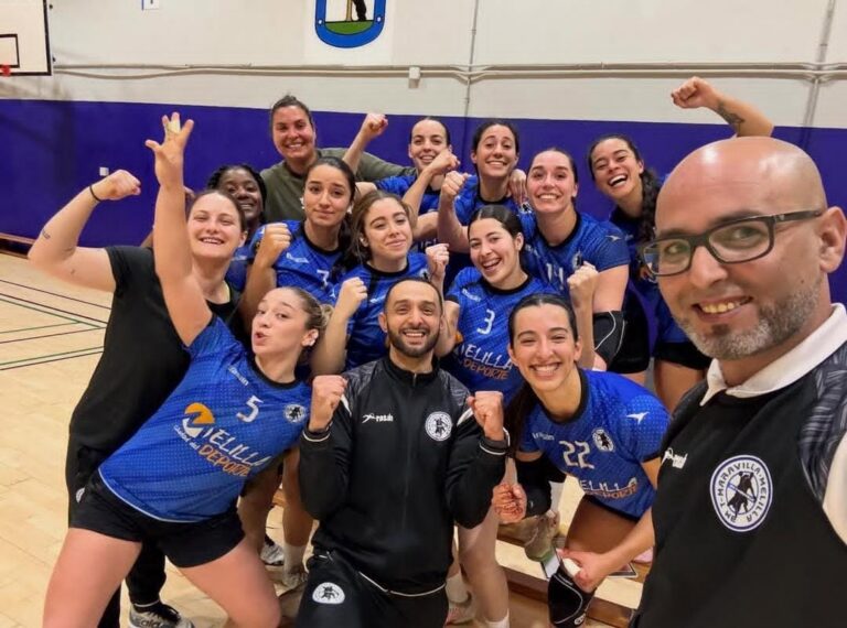 Jugadoras del T-Maravilla Melilla celebrando su victoria en un partido de balonmano