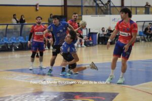 Jugadores del Club Melilla Balonmano en acción durante un partido