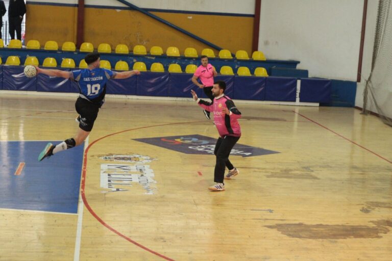 Jugador del Club Melilla Balonmano Virgen de la Victoria lanzando a portería
