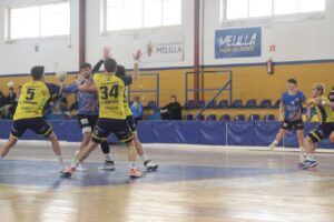 Jugadores de balonmano en acción durante un partido en Melilla.