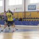 Jugadores de balonmano en acción durante un partido en Melilla.