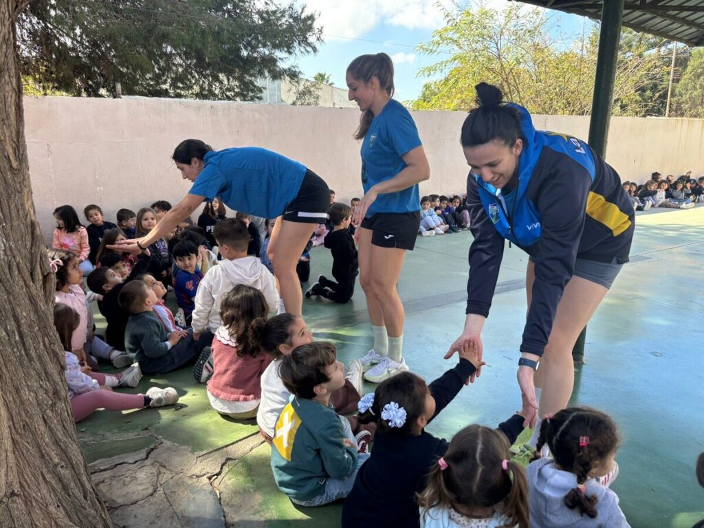 Jugadoras del MCD La Salle interactuando con niños en el colegio