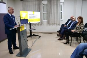 Ministro presentando en Melilla con audiencia atenta.