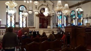 Interior de la sinagoga Or Zaruah en Melilla durante la festividad de Purim.