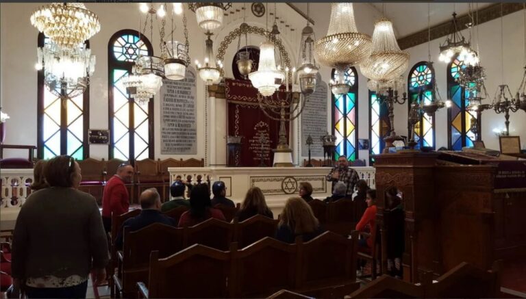 Interior de la sinagoga Or Zaruah en Melilla durante la festividad de Purim.