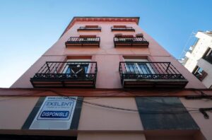 Edificio en Madrid con letrero de disponibilidad para vivienda inversa.