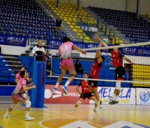 Jugadores del Club Voleibol Melilla en acción durante un partido
