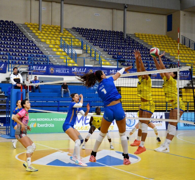 Jugadoras del Club Voleibol Melilla compitiendo en un partido de voleibol