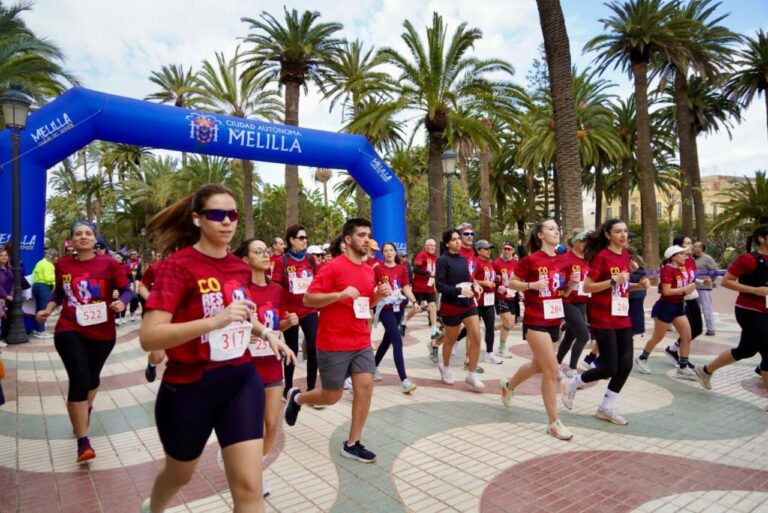 Participantes corriendo en la X Carrera de la Mujer en Melilla