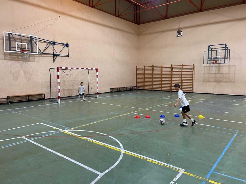 Niños entrenando en un campus de tecnificación de fútbol