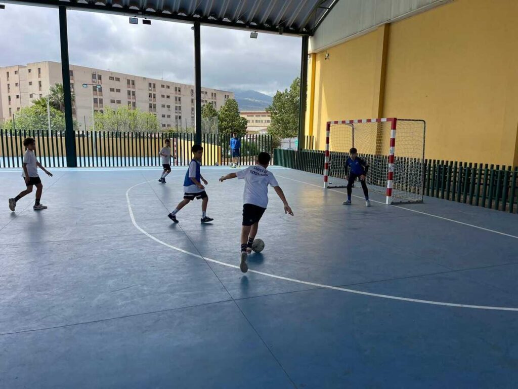 Niños jugando al fútbol en el campus de tecnificación