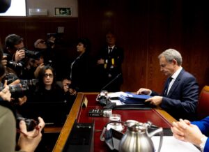 José Luis Rodríguez Zapatero en una comisión del Senado rodeado de periodistas