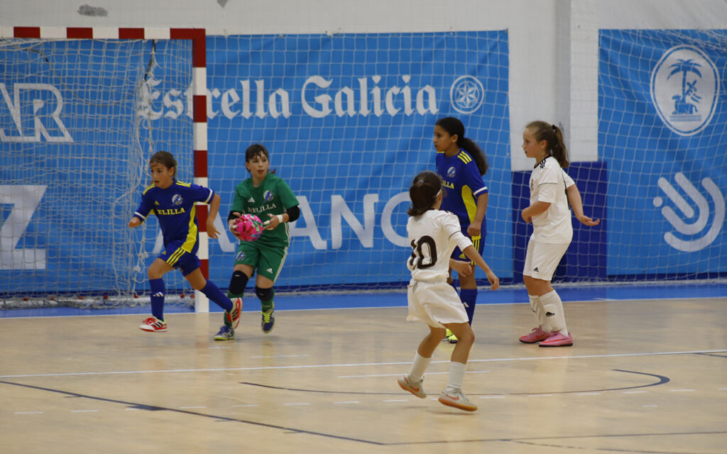 Jugadoras del combinado Sub-10 femenino de Melilla en un partido de fútbol sala