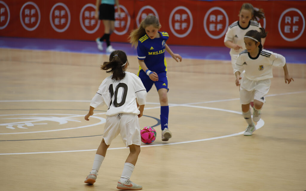 Jugadoras del combinado Sub-10 femenino de Melilla en un partido de fútbol sala