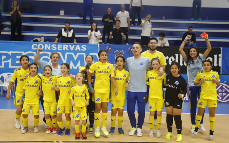 Equipo de fútbol sala femenino de Melilla celebrando en la cancha