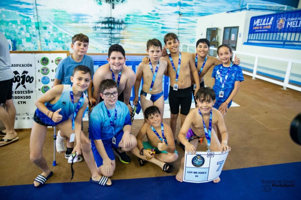 Grupo de niños sonrientes en el Club Triatlón Melilla tras competición