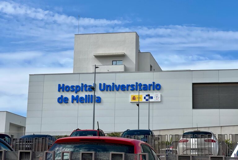 Edificio del Hospital Universitario de Melilla con cielo azul
