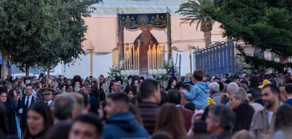 Procesión del Nazareno y las Lágrimas en Miércoles Santo con multitud de personas