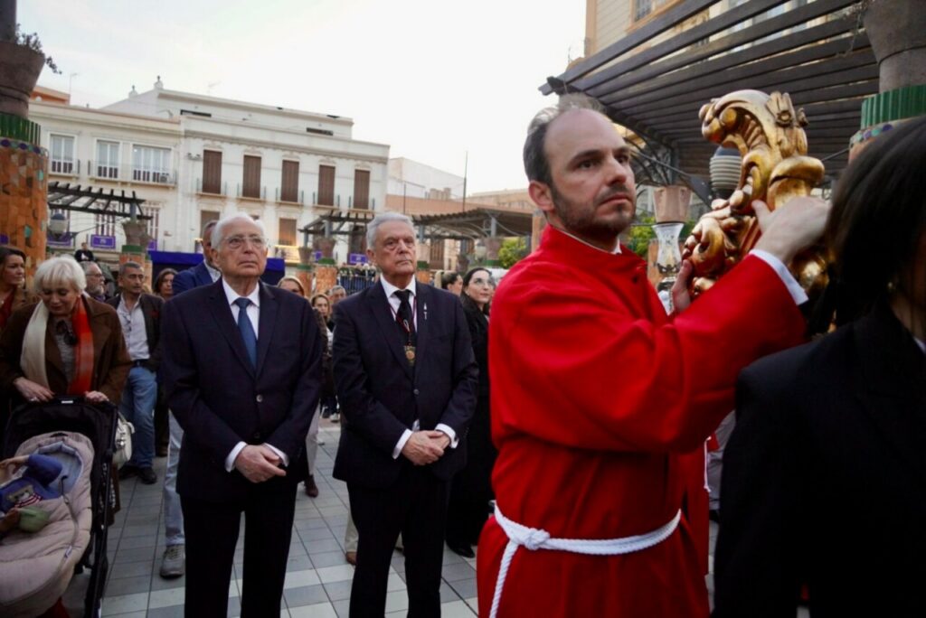Personas rezando ante el Santísimo Cristo de la Paz en Melilla