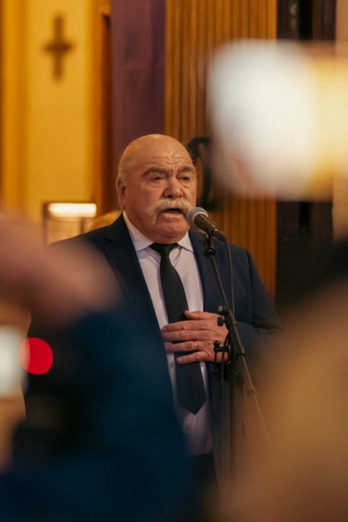 Hombre cantando durante la procesión del Humillado en Melilla