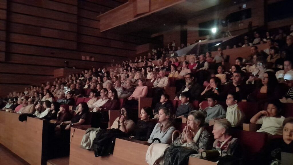 Público disfrutando del concierto de primavera en el Teatro Kursaal de Melilla.