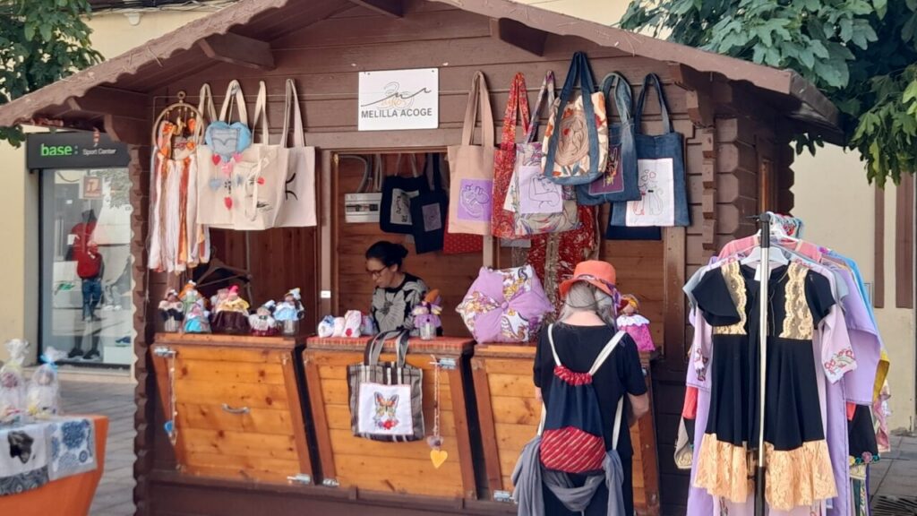 Caseta de venta en la feria cultural de Melilla con productos artesanales
