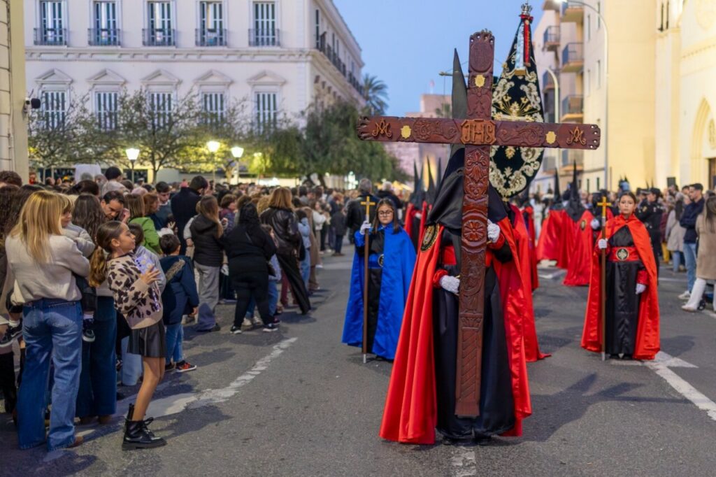 Cofrades en procesión con cruz en Melilla durante Martes Santo