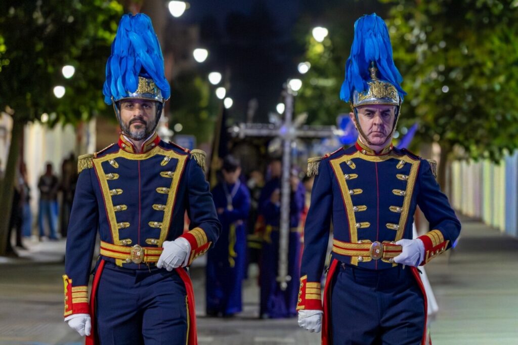 Dos soldados legionarios en una procesión con trajes de gala