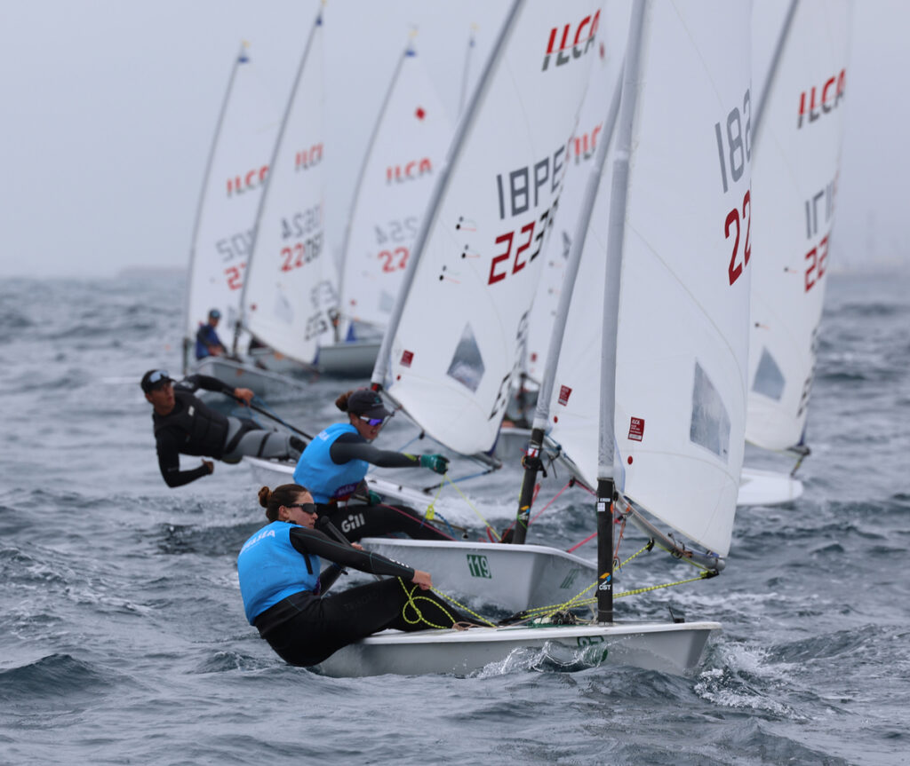 Regatistas compitiendo en el Campeonato de España de Ilca6 en Melilla