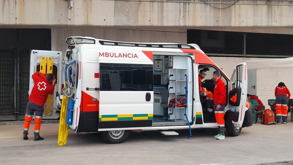 Ambulancia de Cruz Roja en un simulacro de seguridad marítima en Melilla