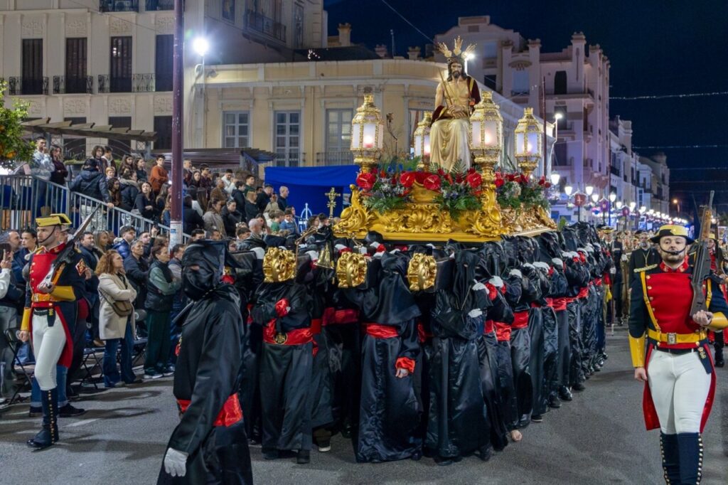 Procesión del Humillado en Melilla con cofrades y banda de música