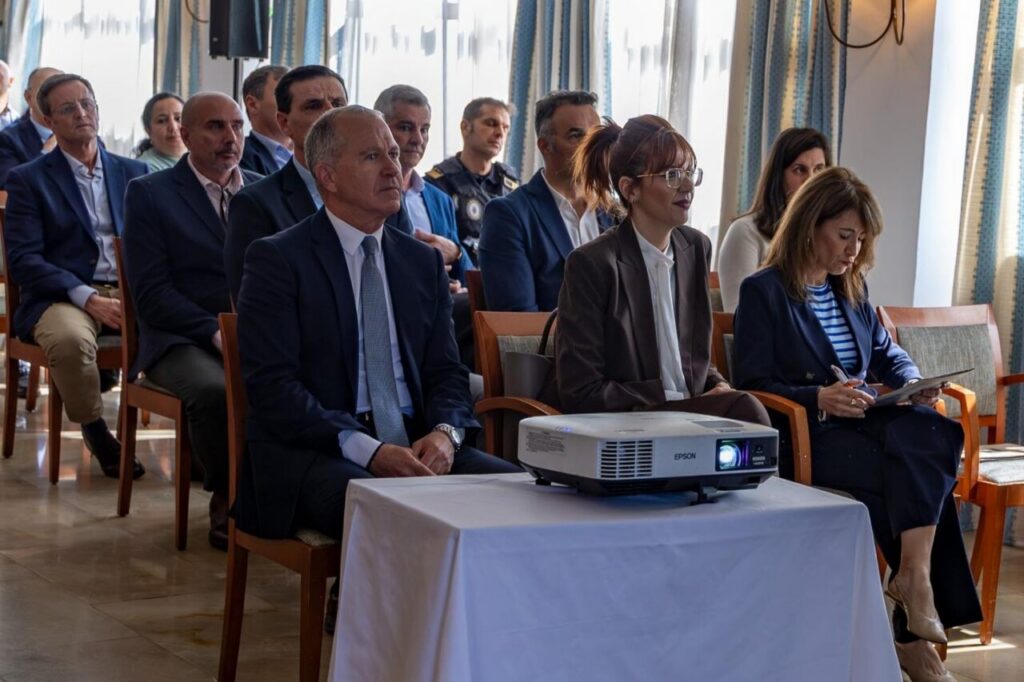 Acto de presentación de la reforma del Parador de Melilla con autoridades presentes.